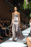 th_22112_md-fashionledge.com-ss06-rtw-newyork-w-mischka-006-8lsytpvs_122_1058lo.jpg