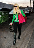 Paris Hilton - Страница 5 Th_29969_celebrity-paradise.com-The_Elder-Paris_Hilton_2009-12-09_-_shopping_in_West_Hollywood_893_122_1077lo
