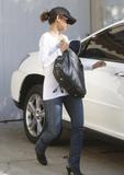 th_32246_Halle_Berry_2009-03-10_-_visits_a_friend_in_the_Hollywood_6339_122_1084lo.jpg