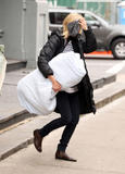 th_71654_Preppie_-_Naomi_Watts_packing_up_the_car_in_New_York_City_-_Jan._15_2010_0130_122_1096lo.jpg