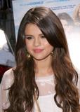th_68489_celebrity_paradise.com_TheElder_SelenaGomez3_122_1135lo.jpg