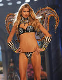 th_08077_fashiongallery_VSShow08_Show-164_122_1187lo.jpg