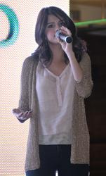 th_634625792_SelenaGomez_PerformingKingofPrussiaMallPennsylvania_200611_019_122_1191lo.jpg
