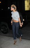 th_72327_Rihanna_leaving_her_hotel_and_heading_out_to_the_4040_Club_in_New_York_City_-_November_2_2009_0002_122_153lo.jpg