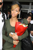th_15110_celebrity-paradise.com_Rihanna_Sydney_005_122_486lo.JPG