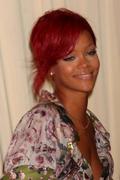 th_62003_RihannasignscopiesofRihannaRihannainNYC27.10.2010_293_122_631lo.jpg
