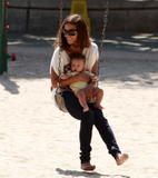 th_06488_Celebutopia-Halle_Berry_with_her_daughter_in_Beverly_Hills-11_122_679lo.jpg