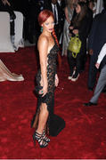 th_898801330_RihannaCostumeInstituteGalaMetBallinNYC_2.5.2011_153_122_683lo.jpg