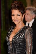 th_97456_HalleBerryAttending85thAcademyAwardsAtTheDolbyTheatreInHollywoodCa02.24.201315_122_692lo.jpg