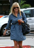 th_02975_Reese_Witherspoon_Out_for_Lunch_in_Brentwood_October_22_2012_033_122_718lo.jpg