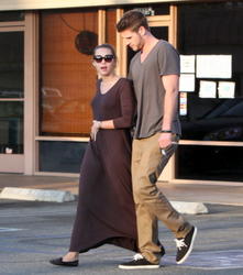 th_036658320_Miley_Cyrus_and_Liam_Hemsworth_grab_some_lunch_at_Iwata_Sushi_in_Sherman_Oaks_33_122_754lo.JPG