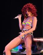 th_317278256_RihannaperforminginBaltimore4.6.2011_03_122_755lo.jpg