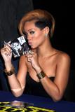 th_97366_celebrity-paradise.com_Rihanna_Best_0027_123_771lo.jpg