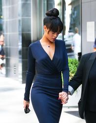 th_826918523_RihannaleavesherhotelinNewYorkCity6.7.2012_48_122_773lo.jpg