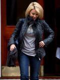 th_12567_celeb-city.org_Kylie_Minogue_out_in_London_05_122_973lo.jpg