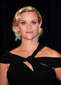 th_658614881_reese_white_house_dinner_celebutopia_CD042801_122_988lo.jpg