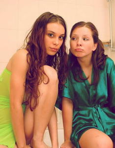 Hot teens taking a showerf5nh6s8qwj.jpg