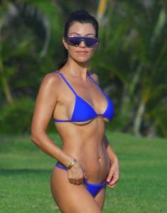 Kourtney Kardashian â€“ Bikini Candids in Mexico15wjhj46rv.jpg