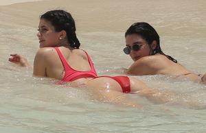 Kylie-Jenner-Wearing-a-swimsuit-at-the-beach-in-Turks-and-Caicos-8_12_16--f51hfqhxfw.jpg
